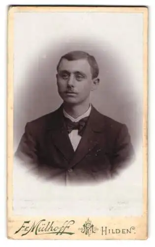 Fotografie Fr. Mülhoff, Hilden, Porträt eines ernst blickenden Mannes