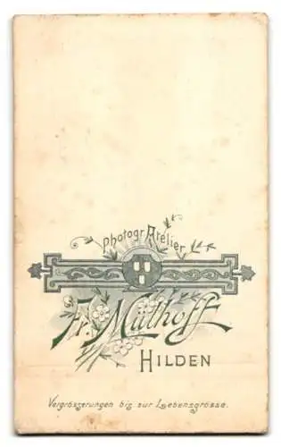 Fotografie Fr. Mülhoff, Hilden, Porträt eines ernst blickenden Mannes