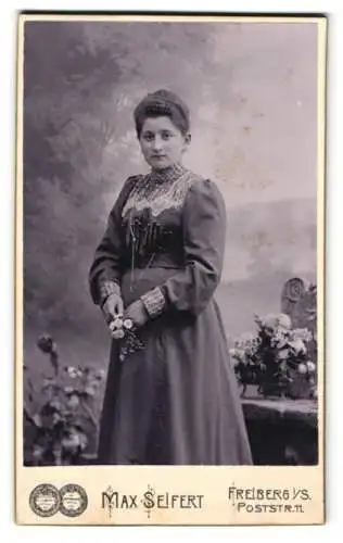 Fotografie Max Seifert, Freiberg i./S., Poststr. 11, Elegante Dame mit Blumengesteck