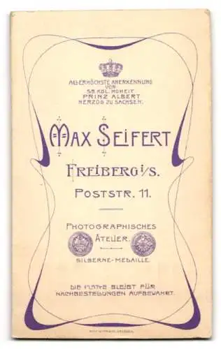 Fotografie Max Seifert, Freiberg i./S., Poststr. 11, Elegante Dame mit Blumengesteck