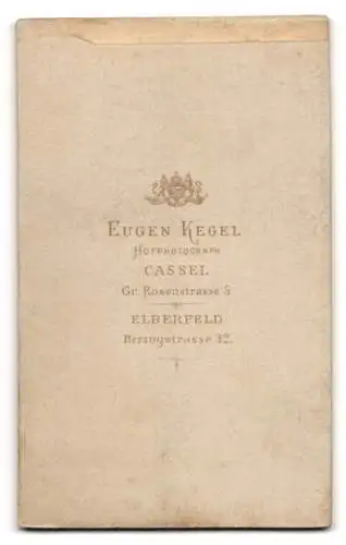 Fotografie Eugen Kegel, Cassel, Gr. Rosenstrasse 5, Porträt eines eleganten Herrn mit Schnurrbart