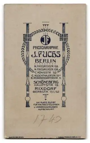 Fotografie J. Fuchs, Berlin, N. Friedrichstr. 108, Porträt eines eleganten jungen Mannes