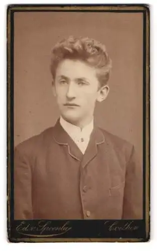 Fotografie Ed. v. Spoenla, Coethen, Leopoldstr. 9, Portrait eines jungen Mannes in adretter Kleidung