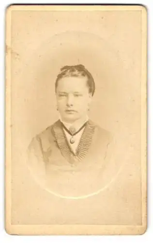 Fotografie J. Niggl, Altötting, Portrait einer jungen Frau mit elegantem Schmuck