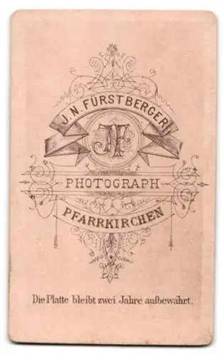 Fotografie J. N. Fürstberger, Pfarrkirchen, Kleiner Junge mit Stuhl