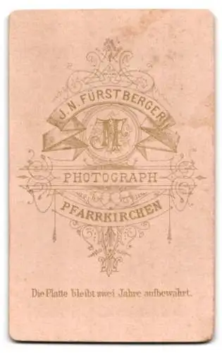 Fotografie J. N. Fürstberger, Pfarrkirchen, Portrait eines Mannes mit Schnurrbart und Stuhl