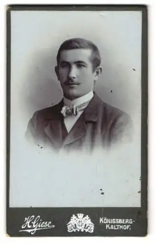 Fotografie H. Giese, Königsberg-Kalthof, Portrait eines jungen Mannes mit Schnurrbart