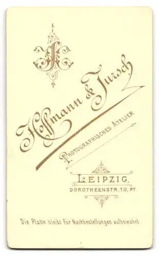 Fotografie Hoffmann & Jursch, Leipzig, Dorotheenstr. 10, Portrait eines eleganten Herrn mit Schnurrbart