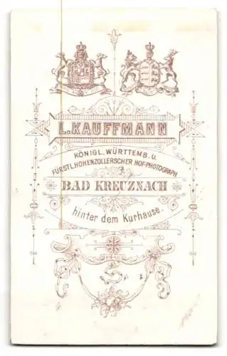 Fotografie L. Kauffmann, Bad Kreuznach, hinter dem Kurhause, Kleinkind in weissem Kleid auf besticktem Kissen