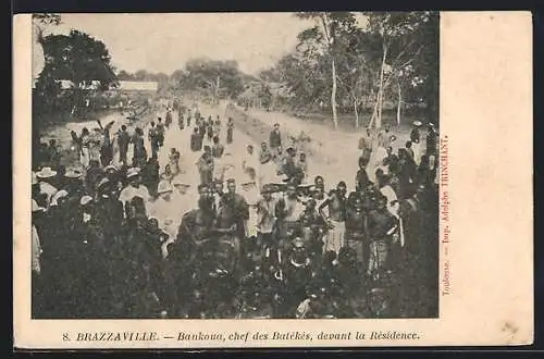 AK Brazzaville, Bankoua, chef des Batékés, devant la Résidence