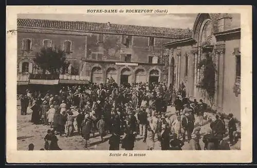 AK Notre-Dame-de-Rochefort, Sortie de la messe