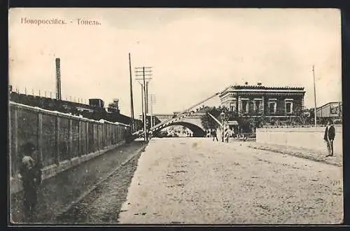 AK Noworossijsk, Eisenbahn-Schranke und Tunnel mit Gebäuden im Hintergrund