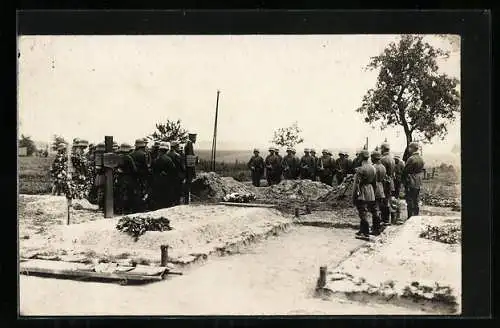 Foto-AK Begräbnis gefallener Soldaten