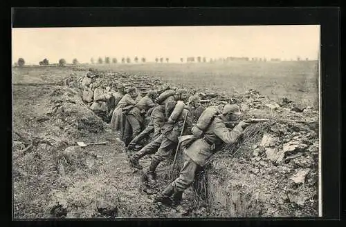 AK Soldaten in Uniform lehnen mit angelegtem Gewehr an der Kante des Schützengrabens