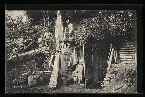 AK Soldaten entfernen einen in den Schützengraben gestürzten Baum