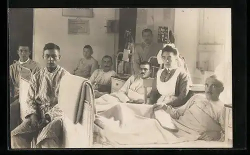 Foto-AK Eine Krankenschwester des Roten Kreuzes und verwundete Soldaten im Lazarett