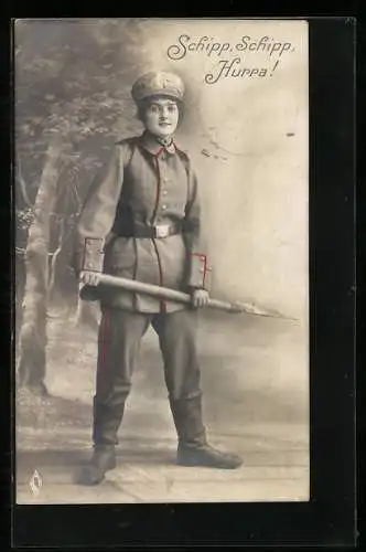 AK Frau mit Spaten in Uniform