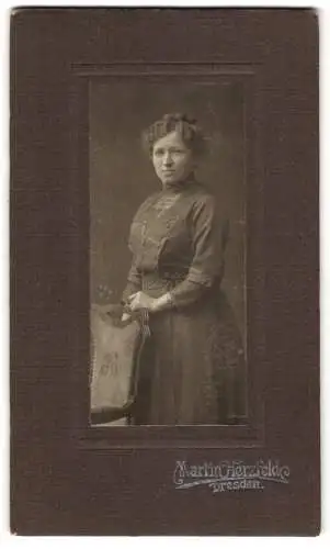 Fotografie Martin Herzfeld, Dresden, Pragerstrasse 7, Junge Frau in elegantem Kleid neben einem Stuhl