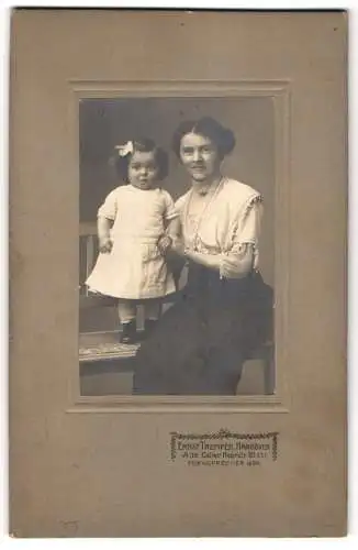 Fotografie Ernst Tremper, Hannover, Alte Celler Heerstrasse 60, Mutter mit Kleinkind auf einer Bank