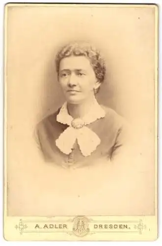 Fotografie A. Adler, Dresden, Victoria-Strasse 21, Portrait einer Frau mit Spitzenkragen