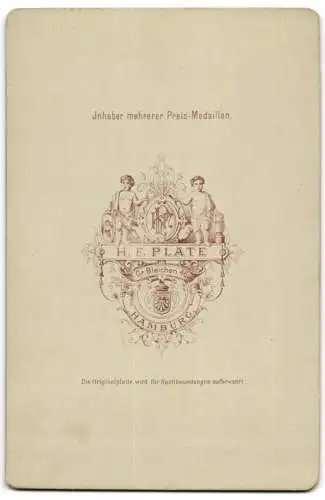 Fotografie H.F. Plate, Hamburg, Grosse Bleichen 46, Porträt eines ernsthaften Mannes mit Bart