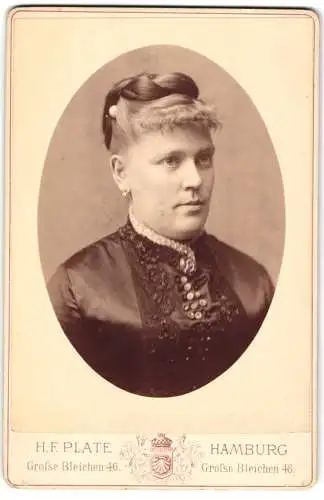 Fotografie H.F. Plate, Hamburg, Grosse Bleichen 46, Porträt einer Dame mit hochgestecktem Haar