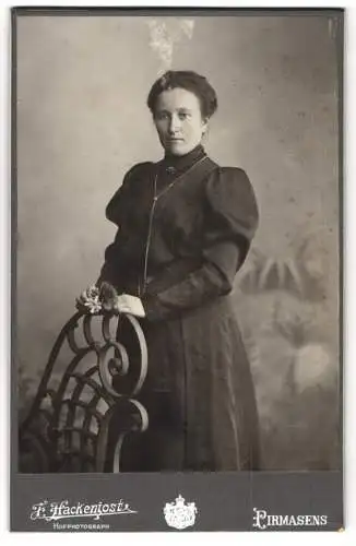 Fotografie F. Hackenjost, Pirmasens, Frau mit Blumengesteck am Stuhl