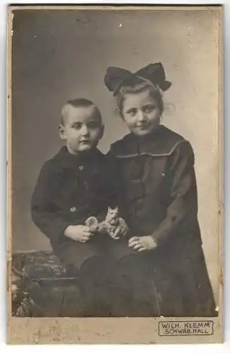 Fotografie Wilh. Klemm, Schwäbisch Hall, Zwei Kinder mit Spielzeughund