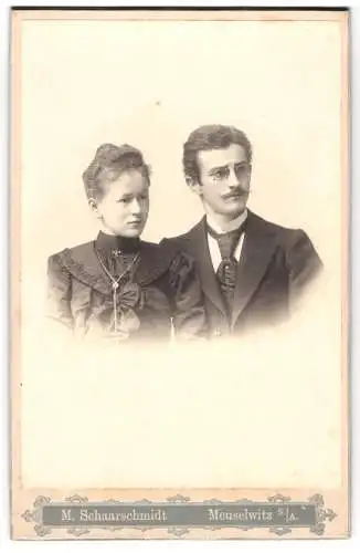 Fotografie M. Schaarschmidt, Meuselwitz, Halbportrait eines eleganten Paares