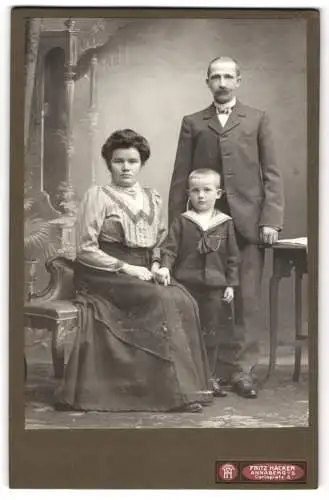 Fotografie Fritz Hacker, Annaberg, Carlsplatz 3, Porträt einer Familie mit Kind