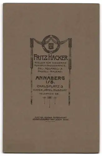 Fotografie Fritz Hacker, Annaberg, Carlsplatz 3, Ältere Frau steht neben einem aufgeschlagenen Buch