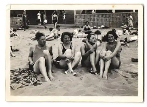 2 Fotografien unbekannter Fotograf, Ansicht Berlin-Wannsee, Paare in Badebekleidung im Strandbad