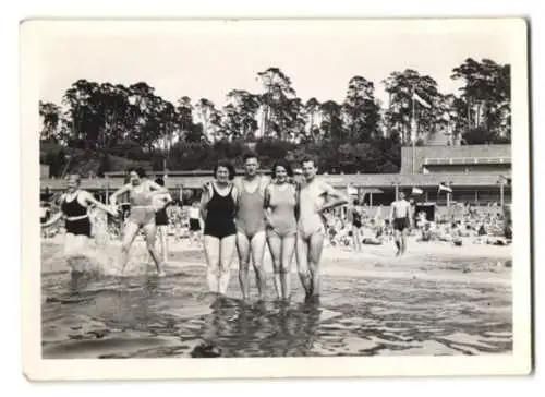 2 Fotografien unbekannter Fotograf, Ansicht Berlin-Wannsee, Paare in Badebekleidung im Strandbad