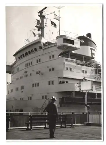 2 Fotografien Dampfer Johannes Fritzen, Passagierschiff an der Schleuse Brunsbüttel