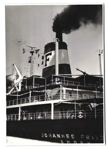 2 Fotografien Dampfer Johannes Fritzen, Passagierschiff an der Schleuse Brunsbüttel