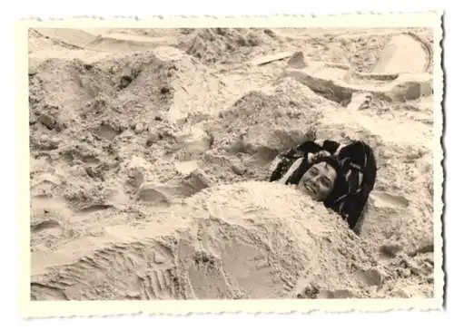 4 Fotografien Strand-Urlaub, Frau bis zum Hals im sand eingegraben