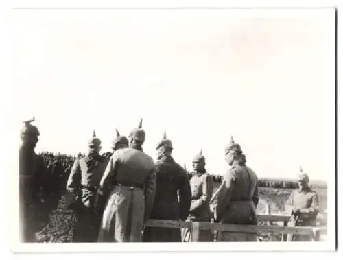 3 Fotografien 1.WK, Generalfeldmarschall von Hindenburg mit Stabsoffizieren nach einer Parade an der Ostfront 1916