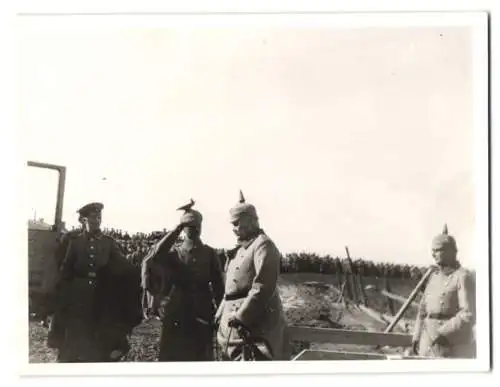 3 Fotografien 1.WK, Generalfeldmarschall von Hindenburg mit Stabsoffizieren nach einer Parade an der Ostfront 1916