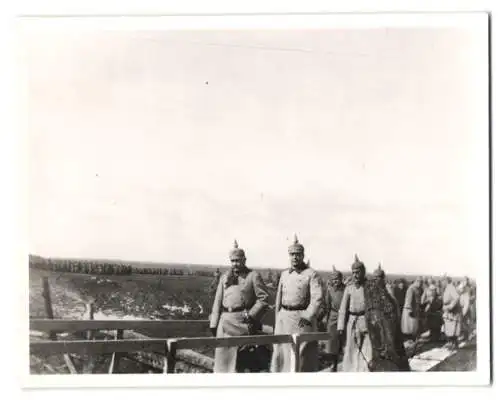 3 Fotografien 1.WK, Generalfeldmarschall von Hindenburg mit Stabsoffizieren nach einer Parade an der Ostfront 1916