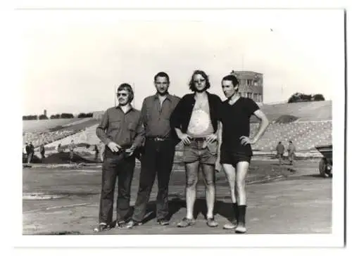 8 Fotografien unbekannter Fotograf, Ansicht Berlin, Stadion der Weltjugend, Angehörige der FDJ räumen im Stadion auf