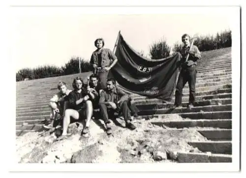 8 Fotografien unbekannter Fotograf, Ansicht Berlin, Stadion der Weltjugend, Angehörige der FDJ räumen im Stadion auf