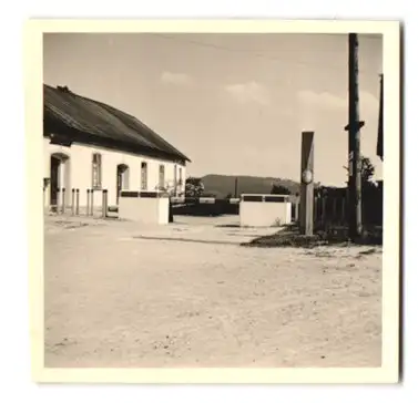 2 Fotografien unbekannter Fotograf, Ansicht Albertshtal / Sudetengau, Grenzposten - Grenzstation, Rübezahl-Baude