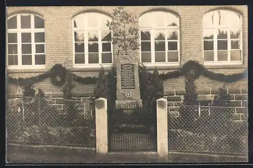 Foto-AK Igelsloch, Kriegerdenkmal mit Kränzen