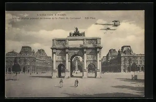 AK Paris, Biplan passant au-dessus de la Place du Carrousel, Flugzeug