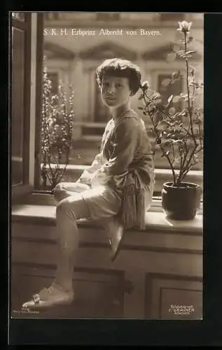 AK Erbprinz Albrecht von Bayern sitzt vor einem Fenster