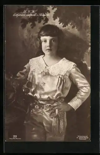 AK Erbprinz Luitpold v. Bayern im Seidenkostüm mit Rüschenkragen