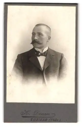 Fotografie H. Dänzer, Themar (Thür.), Brustporträt eines Mannes mit Schnurrbart.