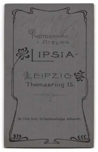 Fotografie Atelier Lipsia, Leipzig, Thomasring 15, Junge steht neben einem Tisch mit Hut in der Hand