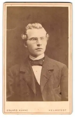 Fotografie Eduard Kühne, Helmstedt, Neumärkerstrasse 279, Porträt eines jungen Mannes mit Brille und Anzug