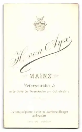 Fotografie H. von Ayx, Mainz, Peterstrasse 5, Kleinkind auf reich verziertem Sessel